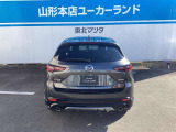 無駄な装飾を省き、路面をしっかりと捉えるワイド&ローなリヤデザイン。マフラーまわりの造形まで計算し尽くされており堂々とした姿です。日常に溶け込む上質な機能美で、乗る人のセンスの良さを語ります。