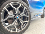 ●純正19インチアルミホイール:輸入車ならではの卓越した走りを支えるホイールと足回りです!日本車の走りに慣れている方にもぜひ体感して頂きたいほど、高いレベルでまとまっています!