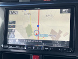 大画面に地図や目的地情報が表示され、現在地を確認しながら行き先を設定できます。画面下には操作ボタンも並び、ナビやオーディオを使いたい場面で扱いやすい構成です。
