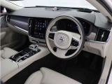 インストルメントパネルは僅かに運転席側へと傾けられているほか、余計なスイッチ類を可能な限り排し、運転に集中しやすい環境を造り出しています。