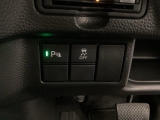 VSA装備車です。VSAはドライバーの操作と車の動きを見守っています。もし車の挙動が乱れたとき、4輪別々にブレーキをかけたり、エンジンパワーをしぼることによって車を安定させます。