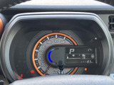 速度やシフト位置、燃料残量などを運転席から確認しやすく表示するメーター廻りです。必要な情報をひと目で把握しやすく、日々の運転中も車両の状況を確認しながら安心してお使いいただけます。