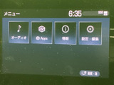 オーディオやアプリ、情報、設定などのメニューが並び、目的の項目を画面から選びやすい構成です。必要な情報の確認や各種設定を、見やすく進められます。