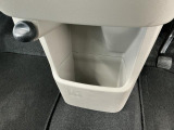 【インパネロアボックス】インパネの中央下部にはボックスが装備されております。CDの収納やゴミ箱として使用すれば車内空間がきれいに保たれます♪
