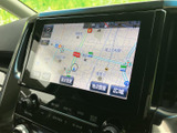 地図が大きく表示され、周辺の道路や施設を確認しながら目的地へ向かえます。広域表示や地点登録などの表示もあり、行き先に合わせて使いやすい画面です。