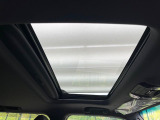 【サンルーフ】開放感たっぷりの希少装備、サンルーフが装着されています!車内に明かりを取り入れたり景色を楽しむ以外にも、車内の空気も簡単に換気できて快適です!