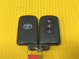 スマートキーはかばんやポケットに入れておけば、ドアのロックアンロックやエンジンの始動が可能!スマートキーからも左側自動スライドドアの開閉操作ができます!