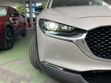 【アダプティブLEDヘッドライト】夜間走行時に先行車や対向車の状況をクルマが判断。ヘッドランプの照射範囲や明るさを自動的に変化させます。