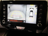 パノラミックビューモニターを装備。駐車場や交差点でクルマを真上から見るように周囲を確認できます。機能の詳細は販売店スタッフまでおたずねください。