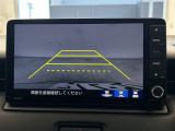 【バックモニター】後ろのカメラの映像をモニターに映し出すことができます!後方の見えない死角や、障害物との距離感をしっかり確認することができます!駐車が苦手な方におすすめです。