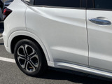 後席側のドアにも伸びやかなボディラインが続き、車両全体に統一感があります。窓とドアの配置がまとまり、後席へ乗り込む際にもすっきりとした印象です。