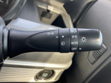 レバー上に各種表示がまとめられており、運転席から内容を確認しやすい配置です。周辺の灯火類に関する操作を手元で行えるため、日常の運転時にも必要な機能を把握しやすく便利にお使いいただけます。