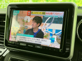 停車中にテレビ番組を楽しめる画面を装備。映像と文字情報が表示され、音声と合わせて視聴できます。お出かけ先での待ち時間も、車内で過ごしやすくなります。