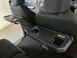 運転席と助手席のシートの裏に収納式のテーブルが装備されています。休憩時のちょっとした小物置きに使えてとっても便利ですね♪
