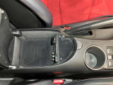 アームレストの中にも収納スペースが隠れているので運転席周りもすっきり保てます!