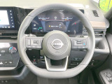 インテリアに合わせたデザインのステアリングは、運転される方のことも考え、運転しやすい形状、大きさです。是非一度、実際に触ってお確かめください。