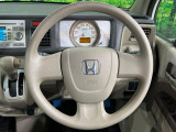 インテリアに合わせたデザインのステアリングは、運転される方のことも考え、運転しやすい形状、大きさです。是非一度、実際に触ってお確かめください。