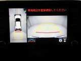 パノラミックビューモニターを装備。駐車場や交差点でクルマを真上から見るように周囲を確認できます。機能の詳細は販売店スタッフまでおたずねください。