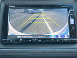 画面に車両後方の映像とガイド線が表示され、駐車時に後方の位置関係を確認する際に便利です。周囲の状況を画面で見ながら操作できるため、車庫入れや駐車場での切り返しをサポートします。