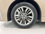 純正アルミホイールが車の雰囲気を引き立てますね!