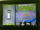 後方の映像に加えて車両周辺の様子も画面で確認でき、駐車時の状況把握をサポートします。ガイド表示を目安にしながら周囲を確認できるため、駐車操作時の安心感につながります。