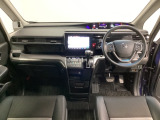 車内は光触媒抗菌消臭施工済です。スタイリッシュなデザインでスポーティなインパネ周りを演出します。グローブボックスやカップホルダーのほかにトレーなどたくさんの収納スペースが付いています。