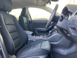 前席はシートにゆとりがあり、運転席から前方やサイドの視界を確保しやすいレイアウトです。落ち着いた色調の車内は清潔感があり、乗り降り後もくつろいで過ごせます。