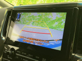 画面には車両後方の映像とガイド線が表示され、駐車時に周囲を確認する際に役立ちます。状況に応じて画面の案内を見ながら、ゆっくり操作いただけます。