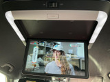 天井部に設置されたモニターで、停車中に映像を楽しめます。画面が大きく内容を確認しやすいため、車内で過ごす時間の過ごし方を広げる便利な装備です。