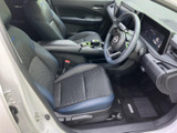 運転席まわりは視界が広く、前方や左右の様子を確認しやすい配置です。立体的なシート形状と落ち着いた色合いが印象的で、毎日の乗り降りにもなじみます。