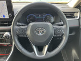 ステアリング上に複数のスイッチを配置し、手元で車両の機能を扱える便利なつくりです。メーターや画面を見ながら操作しやすく、日々の運転をサポートします。