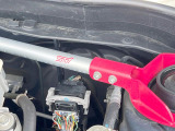 【STIタワーバー】お車の剛性を高めるタワーバーを装備。よりスムーズなコーナリング走行が可能となり、走りも楽しめます。