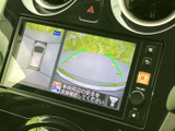 後方映像に加え、車両周辺を上から捉えた表示も確認できます。画面上には進路の目安となるガイド線があり、駐車や切り返しの際に周囲を確かめる助けになります。