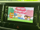テレビ映像を画面で視聴できる装備です。停車中の待ち時間などに映像を楽しめ、画面表示も見やすく、車内で過ごす時間の気分転換に活用いただけます。