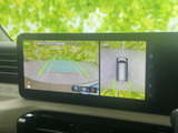 後方の映像に加え、車両を上から見た表示も確認できるため、駐車時の周囲の様子を把握するのに役立ちます。ガイド線も表示され、車庫入れ時の目安に便利です。