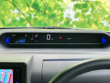 視認性の高いメーター類で、運転に必要な情報を一目で確認できます。運転状況を的確に把握し、安全運転をサポートします。