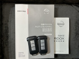 スマートキーは鍵をバッグに入れたままでもドアロックの開閉やエンジンのON・OFFができます。夜間や雨の日も鍵を探さなくて良いので便利です。