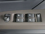 運転席のパワーウインドスイッチで全席窓の開閉・ロック操作ができます。