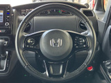 ステアリングの左右に複数のスイッチが配置され、手元に機能がまとまった構成です。運転姿勢を保ちながら各種装備にアクセスしやすく、日常の運転をサポートします。