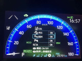 【ブラインドスポットモニター】隣の車線を走る車をレーダーで検知。ドアミラーでは確認しにくい後方エリアの車を検知して、ドアミラーに搭載されたLEDインジゲーターが点灯して注意を喚起してくれます。