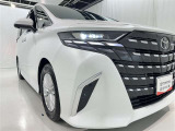 明るいライトが夜道を明るく照らしてくれます。 運転する上で、道路状況をいかに早く認識できるか重要なポイントです。 白色光が暗い道も明るく照らしてくれますよ。