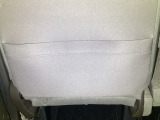 シートバックポケットには、すぐ手に取りたいアイテムをスマートにしまっておけます。限られた空間を有効に活用できる実用的な機能です。