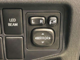 電動格納式ドアミラー付き。駐車場へ停めた時に、ボタン一つで左右のドアミラーをたたむ事ができます。