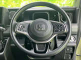 握りやすい形状で運転姿勢を整えやすいステアリングです。左右のスイッチ類も配置されており、視線移動を抑えながら必要な操作を行いやすい設計です。