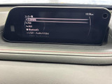 FMやAM、Bluetooth、USBなど音源の選択肢が画面にまとまり、目的に合わせて選びやすい構成です。表示も見やすく、日々の移動中に音楽やラジオを楽しみたい方に便利です。