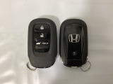 スマートキーを装備しています。鍵を差し込むことなくドアロックの開け閉めと、スタートボタン操作でのエンジンスタートができます。ボタン操作でトランクが開けられる電動テールゲートのボタンもついています。