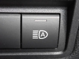 対向車のヘッドランプなど前方の明るさを検知し、ハイビームとロービームを自動で切り替えます。先行車や対向車などがいない時にはハイビームへ切り替え、遠くまで見通しを確保し安心感を高めます。