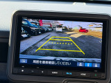 【バックカメラ】運転が苦手な方も車庫入れラクラク。ギアをリバースに入れれば自動的に切り換わりますので、面倒な操作は不要です。狭い駐車場も大切なお車を傷つけず安心です。