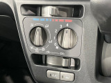 寒い冬も暑い夏も全席に快適な空調を届けてくれる、ダイヤル式エアコンを装備♪
