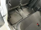 しっかりと汚れ、砂ぼこりを落とし足元まで清潔な車内空間を作り上げております♪